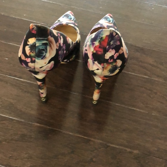 Beautiful Guess Floral shoes - Picture 2 of 3